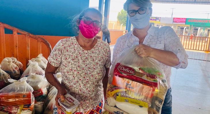 Secretária da Sedes, Simone Sandri faz entrega de kit alimentação a trabalhadora