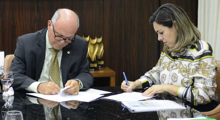 Presidente Helvécio e prefeita Cinthia assinam termo de cooperação de regularização fundiária