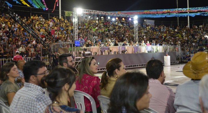 Público lotou arena durante apresentação das quatro juninas