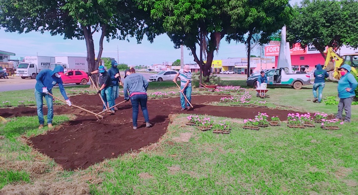 Equipes trabalham na renovação de paisagismo de rótula em Taquaralto 