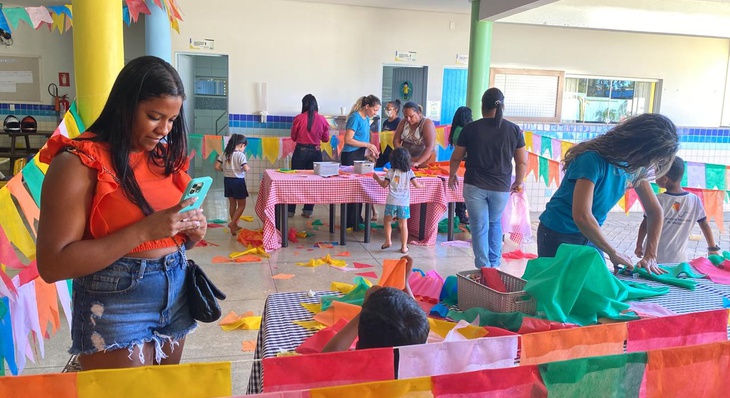 Cmei promove interação dos pais e crianças  na confecção de enfeites para a decoração de festa Junina