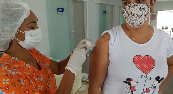 Trabalhadora da Saúde, Pollyana Fábia recebeu a aplicação da sua segunda dose da vacina imunizante contra à Covid-19
