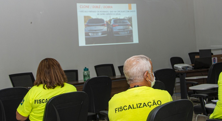 No primeiro dia, agentes aprenderam a identificar fraudes relacionadas a clonagens de veículos furtados ou roubados