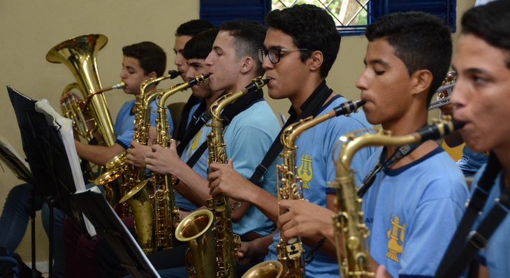A Banda Mirim tem atualmente 59 alunos bolsistas, e a Escola de Música 50 alunos, totalizando 109 atendidos
