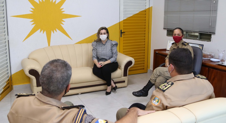 Cinthia Ribeiro reunida com militares durante visita ao 1º BPM em Palmas