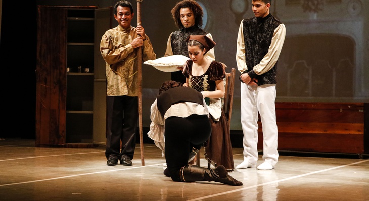 Integram a peça mais de 40 intérpretes, incluindo o ator e diretor Cícero Belém e o professor de Dança, Tarleison Sousa