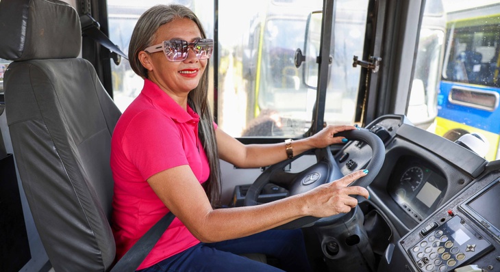 Agora Palmas conta com quatro ônibus exclusivos para mulheres e dez motristas mulheres, entre elas está Carmosina Rodrigues