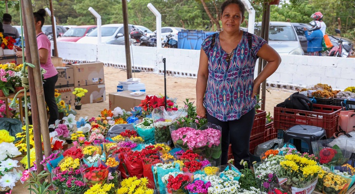 Vendedora Luzanira Conceição em seu estande de flores na área de comércio credenciado