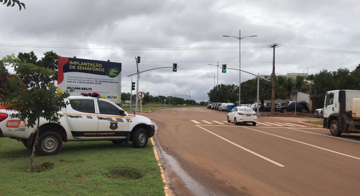 Na manhã desta quarta, agentes de trânsito da Capital realizaram patrulhamento  no cruzamento da Avenida Teotônio Segurado com a Avenida L0-08 durante funcionamento do novo semáforo