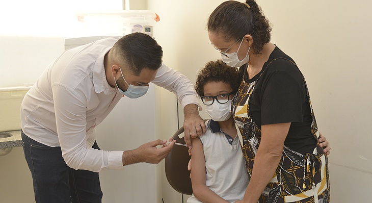 Após a vacinação, a Vigilância Epidemiológica orienta que a criança deverá permanecer na unidade por 15 minutos