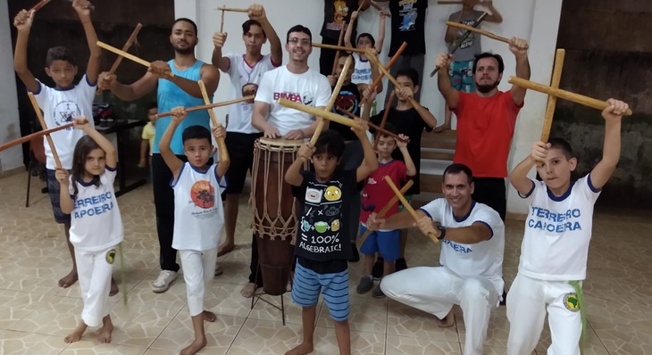 Professor Raphael, o Mestre Cego (ao centro), com alunos do projeto social que ensina capoeira a crianças e adultos