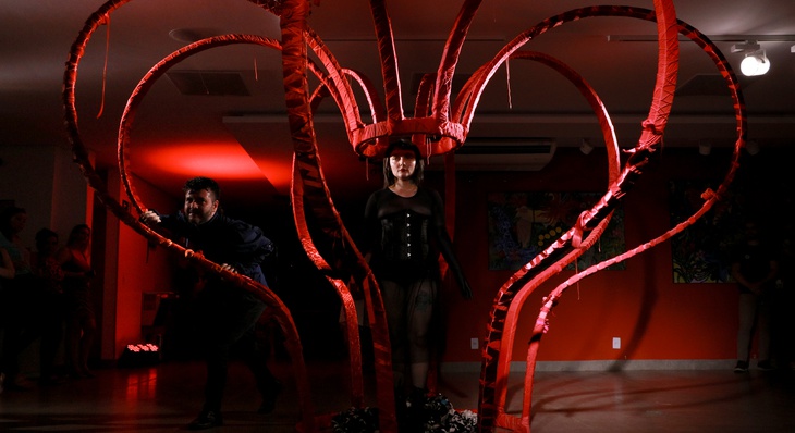 Performance "Vermelha" apresenta os dois artistas dentro de uma coroa de ferro, obra que compõem a exposição
