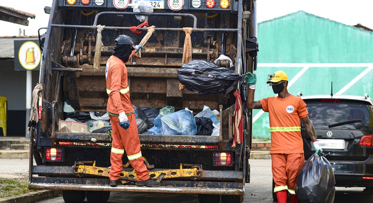 Coletores de resíduos trabalham em regime de escala para garantir que serviço de coleta funcione 24 horas por dia