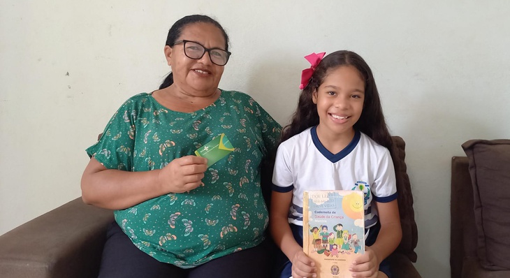 Arlete Oliveira Silva, 53 anos, mãe da estudante Ana Julya Gomes da Silva, de 10 anos, mantém caderneta de vacinação de sua filha atualizada