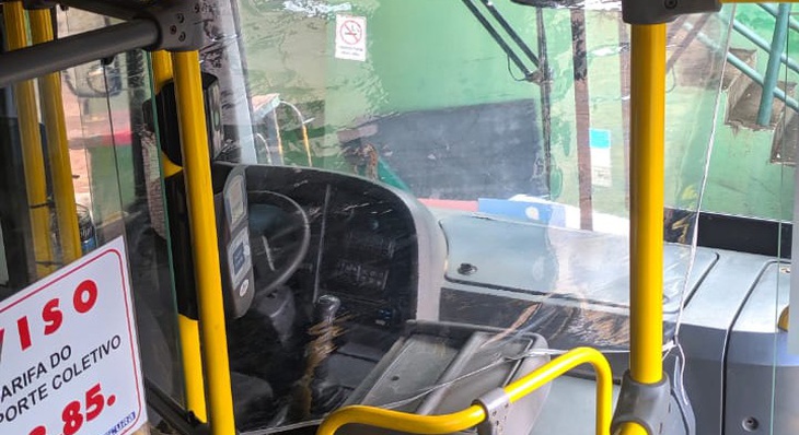 Barreira plástica de proteção em ônibus da Capital 