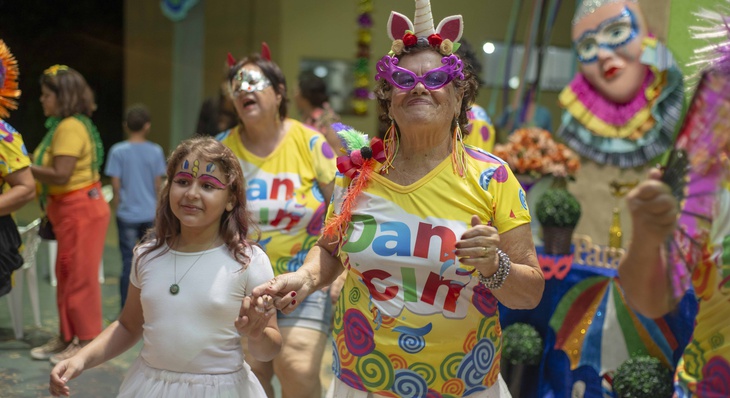 Zilda Cury, 78 anos, festejando com sua neta de 8 anos ao som das marchinhas de Carnaval