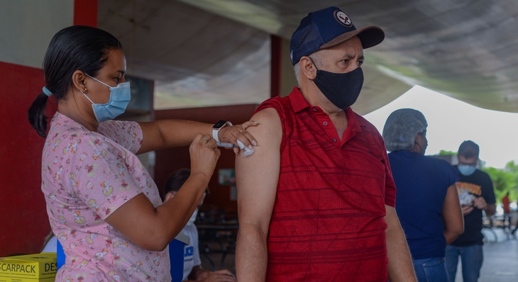 O serralheiro Daniel Pires dos Santos, de 30 anos, chegava de Brasília (DF) quando desembarcou na Capital e pode se vacinar