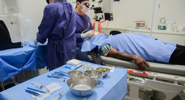 Ao todo, 20 pacientes são submetidos à cirurgia de catarata nesta quarta-feira, 06, em Palmas, pelo oftalmologista Marcos Rodrigues de Souza, no Instituto de Oftalmologia do Tocantins (IOT)