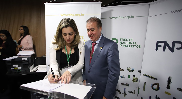 Cinthia Ribeiro e o prefeito de de Campinas (SP), Jonas Donizette, que foi reeleito como presidente da FNP
