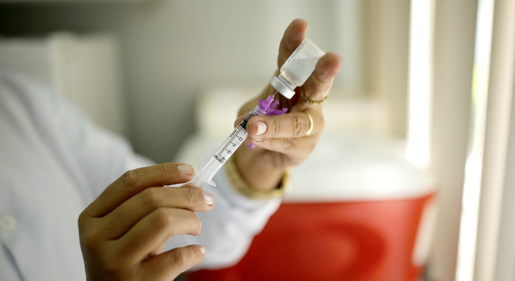 A vacina utilizada é a tríplice viral, que protege contra sarampo, rubéola e caxumba 
