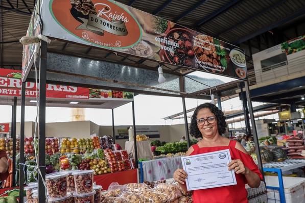 Selma Fernandes é a primeira contemplada com o certificado do Selo Sim para feirante de Palmas.