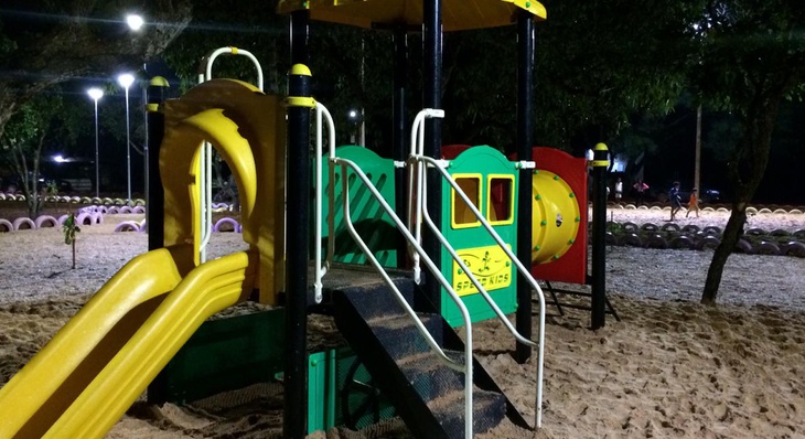 Além de playground, local possui cerca ecológica, bancos de pallets, gramado e quadra de areia