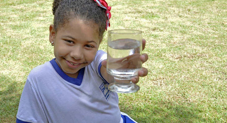 Crianças devem estar mais atentas à necessidade de hidratação diária