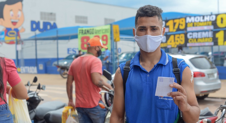 O repositor de mercadoria do supermercado, Samuel Moraes de Abreu, de 17 anos,  também aproveitou para se vacinar