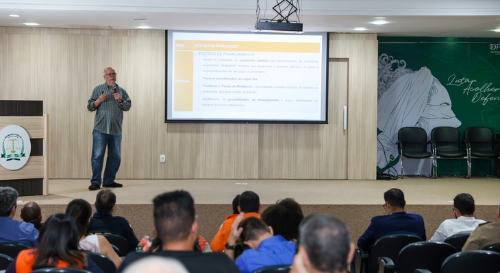 Engenheiro Ricardo Mendanha durante apresentação das proposições na 4ª Audiência Pública do PlanMob