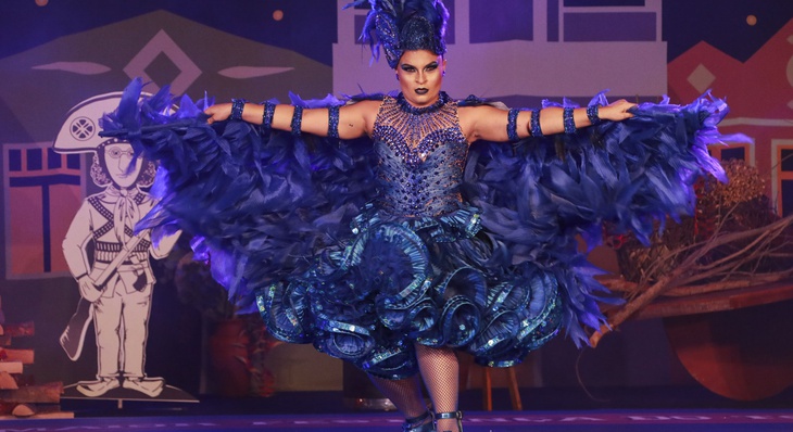 Vencedora esbanjou talento em um figurino azul, cheio de plumas e beleza, assim como a Ararinha-Azul