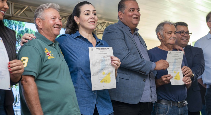 Prefeita Cinthia Riberio entregou os títulos na companhia do Senador Eduardo Gomes e demais autoridades estaduais e municipais