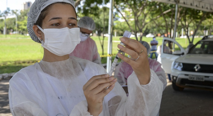 Enfermeira e residente Mirely Vieira Godoy atuando na vacinação contra Covid-19