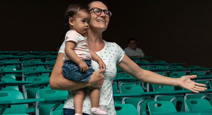 A mãe Juliana Santiago, elogiou a oportunidade e o incentivo da escola em inscrever a sua filha Joana Rita