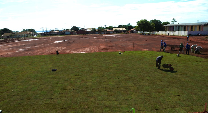 Colocação de grama sendo iniciada em campo de futebol que atenderá comunidade da Região Sul 