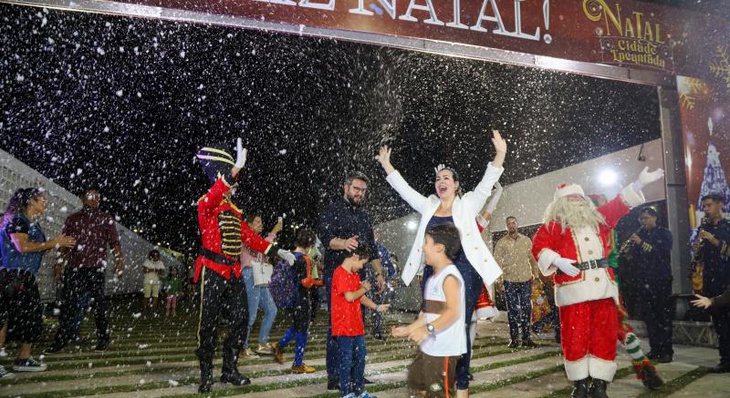 Prefeita Cinthia Ribeiro participou do inicio das comemorações natalinas na cidade de Palmas. Natal Cidade Encantada teve luzes, dança e queima de fogos na chegada do Papai Noel