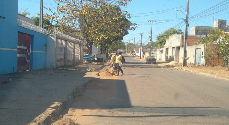Equipe de varrição e remoção de excesso de terra de rua no Setor Santa Fé, no último dia 03 de agosto de 2022