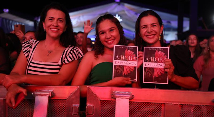 Amigas de longa data estavam emocionadas ao ouvir o Pe. Fábio de Melo (à esq.) Luana Farias, Marla Brito e Carla Leão