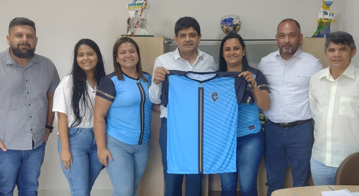 Presidente da Fundesporte, Raimundo Júnior (centro), confirmou apoio ao time feminino de Palmas no campeonato nacional