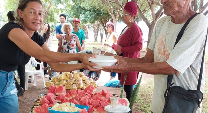 Bolos, frutas, pães e sucos foram doados à comunidade na Estação Apinajé no centro de Palmas