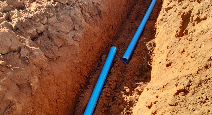 Tubulação possui uma adutora em PVC azul específico para irrigação