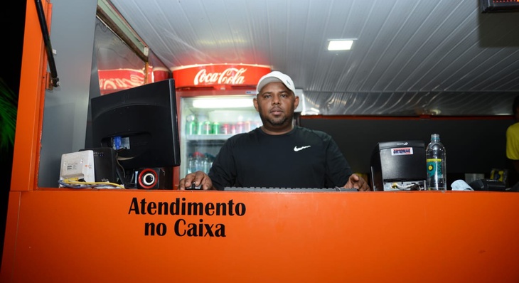 O microempreendedor Aparecido dos Santos, que possui um food truck de hambúrguer, comemora o sucesso de vendas no local e disse que na primeira noite as vendas já superaram suas expectativas