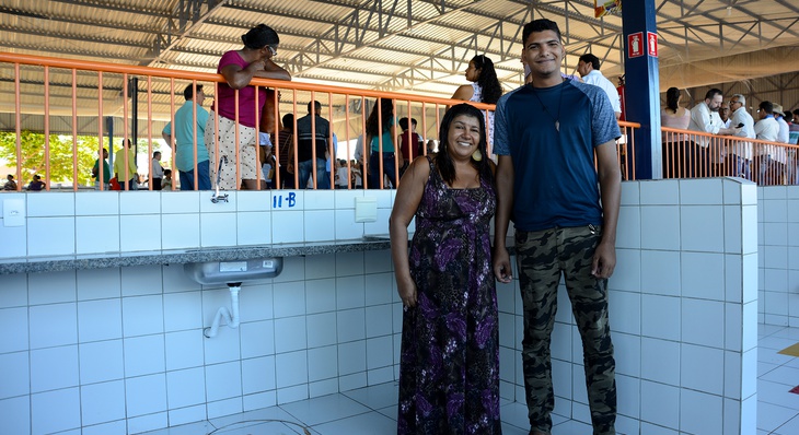 Quem também não perdeu tempo e foi conferir o espaço novo para comercialização de pescado foi Maria Solange, ao lado do filho Lucas Renan Ferreira Lopes.