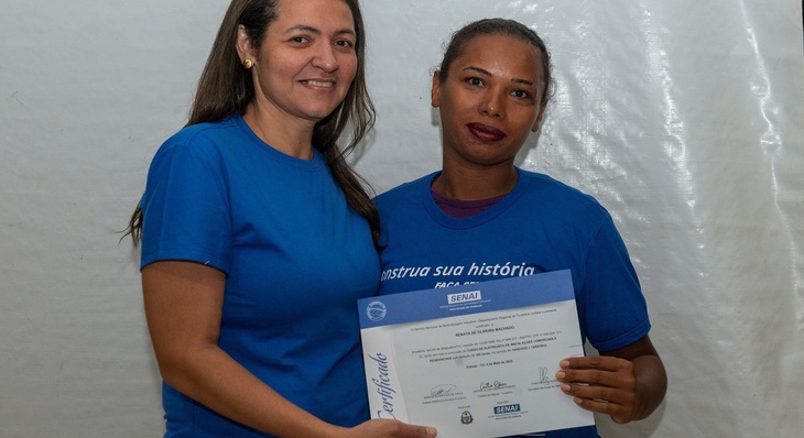 Da esq p/ dir: Williana Maria de Souza, assistente social entrega para Renata de Oliveira Machado, certificado de concluinte do curso de eletricistas de instalações comerciais e residenciais