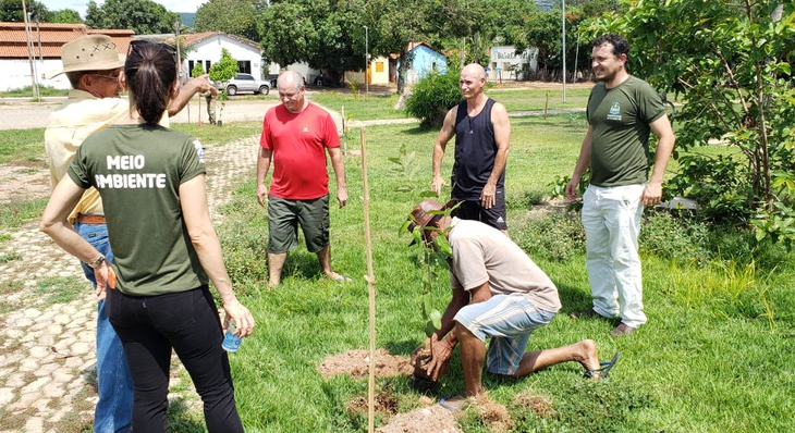    FMA vai doar mudas de árvores durante o Programa Defensores da Comunidade, na ETI Eurídice de Melo