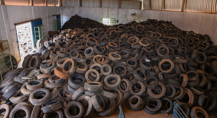 Semanalmente, de cinco a seis carretas carregadas de pneus são encaminhados ao reaproveitamento