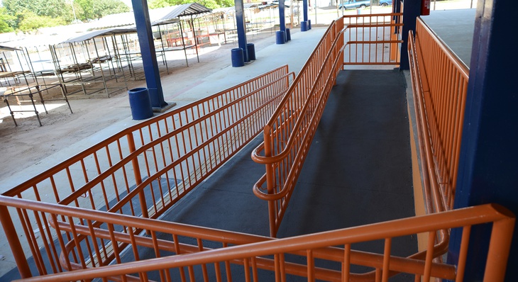 Estrutura interna recebeu piso tátil para acessibilidade de deficiente visual,  piso industrial granilite  e rampas de acessibilidade para cadeirantes 