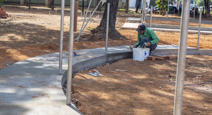 Trabalhador realiza concretagem de lateral de caixa de areia do playground da futura praça da Arso 61 (603 Sul)