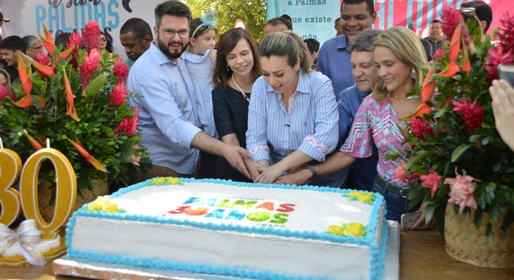 O momento do corte do bolo foi feito pela prefeita Cinthia Ribeiro