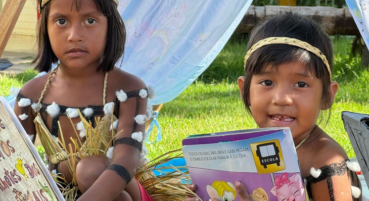 Crianças indígenas durante atividade de leitura no Cmei Fontes do Saber
