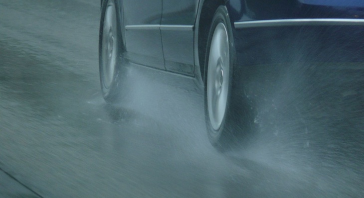 A aquaplanagem é quando uma camada de água na pista impede o contato do pneu com o asfalto
